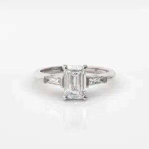 TORINO - טבעת אמרלד מרכז 1 קראט וטייפרים סהכ בצדדים 0.3