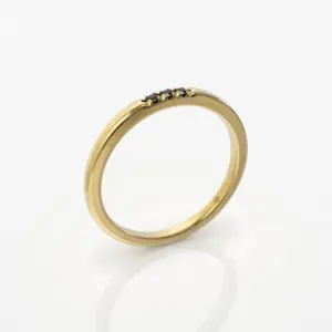 עומד יהלומים שחורים צהוב סופי