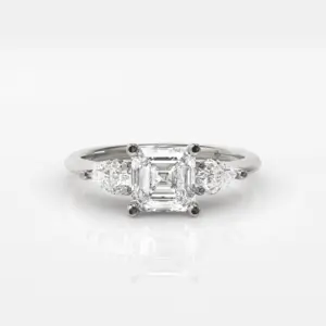 VENEZIA - טבעת 3 אבנים אשר קאט במרכז 1 קראט ושני טיפות בצדדים כל אחת 0.2