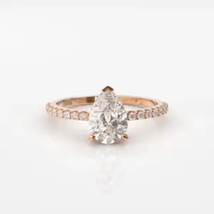 SAGA - טבעת קלאסית טיפה 1 קראט שן V ו18 יהלומים בצדדים 1.3 ממ